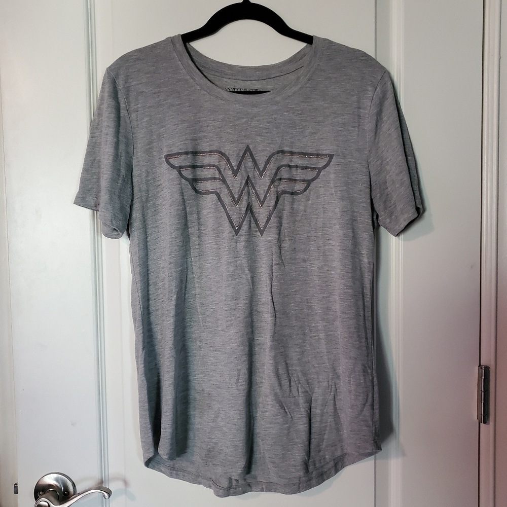 Minimalist Grey Wonder Woman Women's M t-shirt